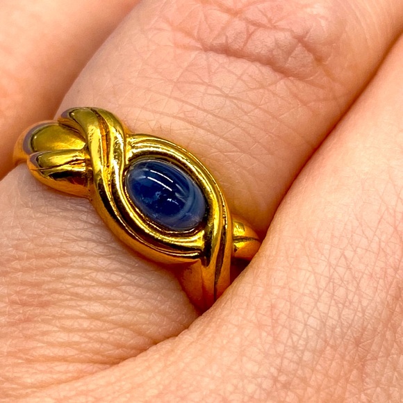 Vintage Avon ring size 7.75 gold tone with a blue center stone 🌷🌺 - Picture 3 of 7